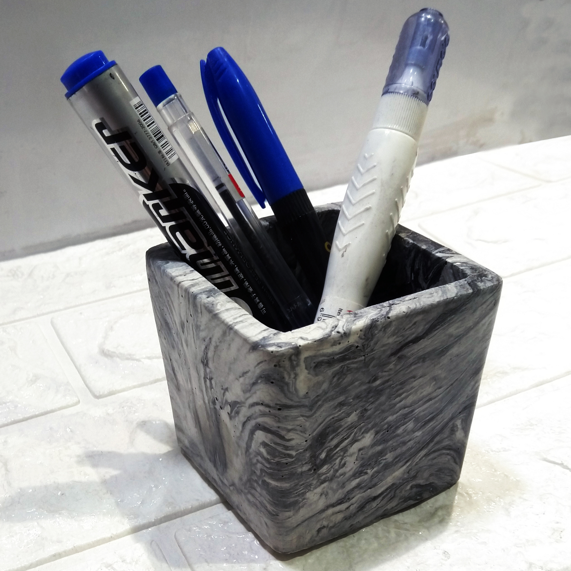 Flora Model – 植物灵感石质桌面笔筒