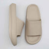 Thumbnail 5: 男女通用云端拖鞋 – 厚底设计，额外舒适