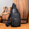 Thumbnail 3: 皮革斜挎肩包，男女款黑色