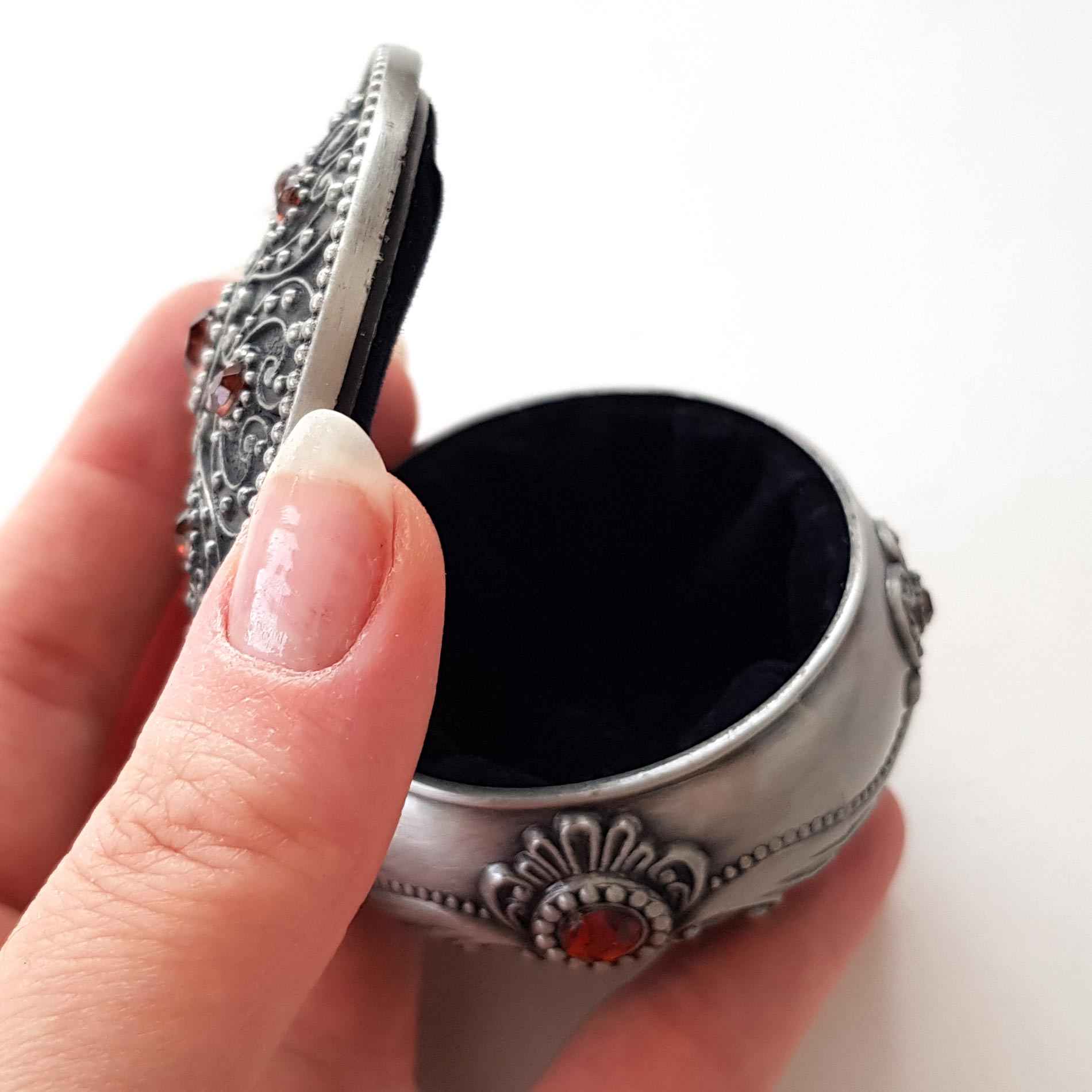 金属首饰盒 – 复古设计，红色宝石装饰