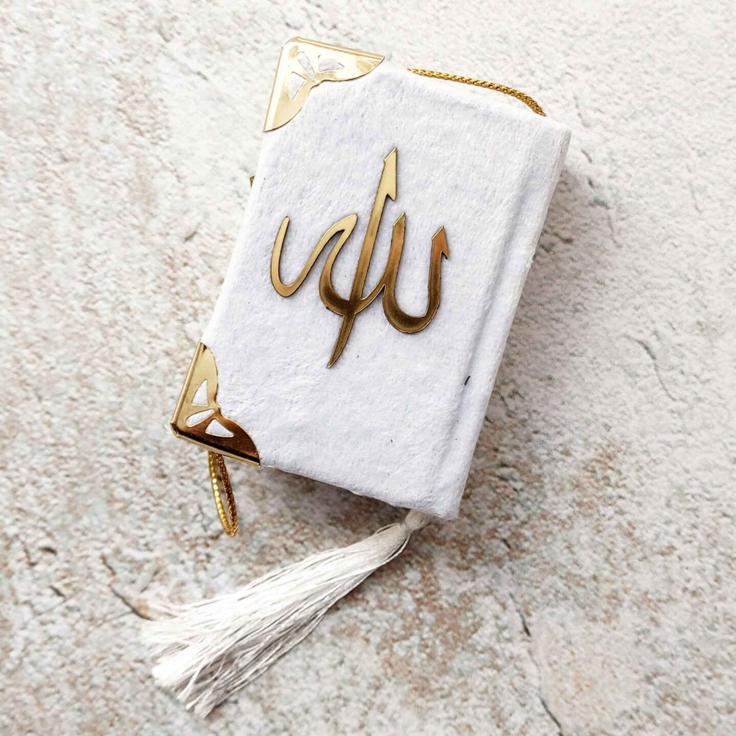 Main image of 天鹅绒封面 彩虹古兰经 Uthman Taha 字体 – 奢华亮丽版