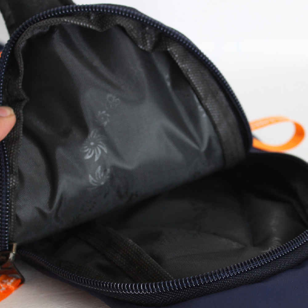 帆布斜挎肩包，多隔层设计