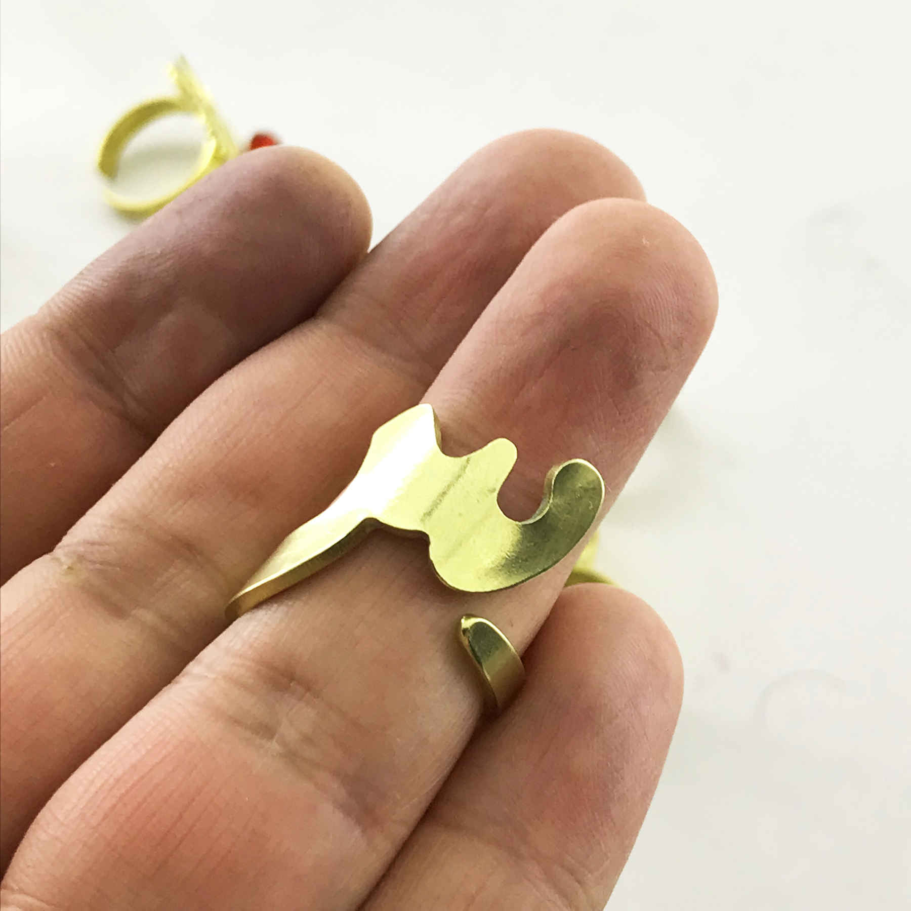 女士波斯黄铜戒指——字母设计