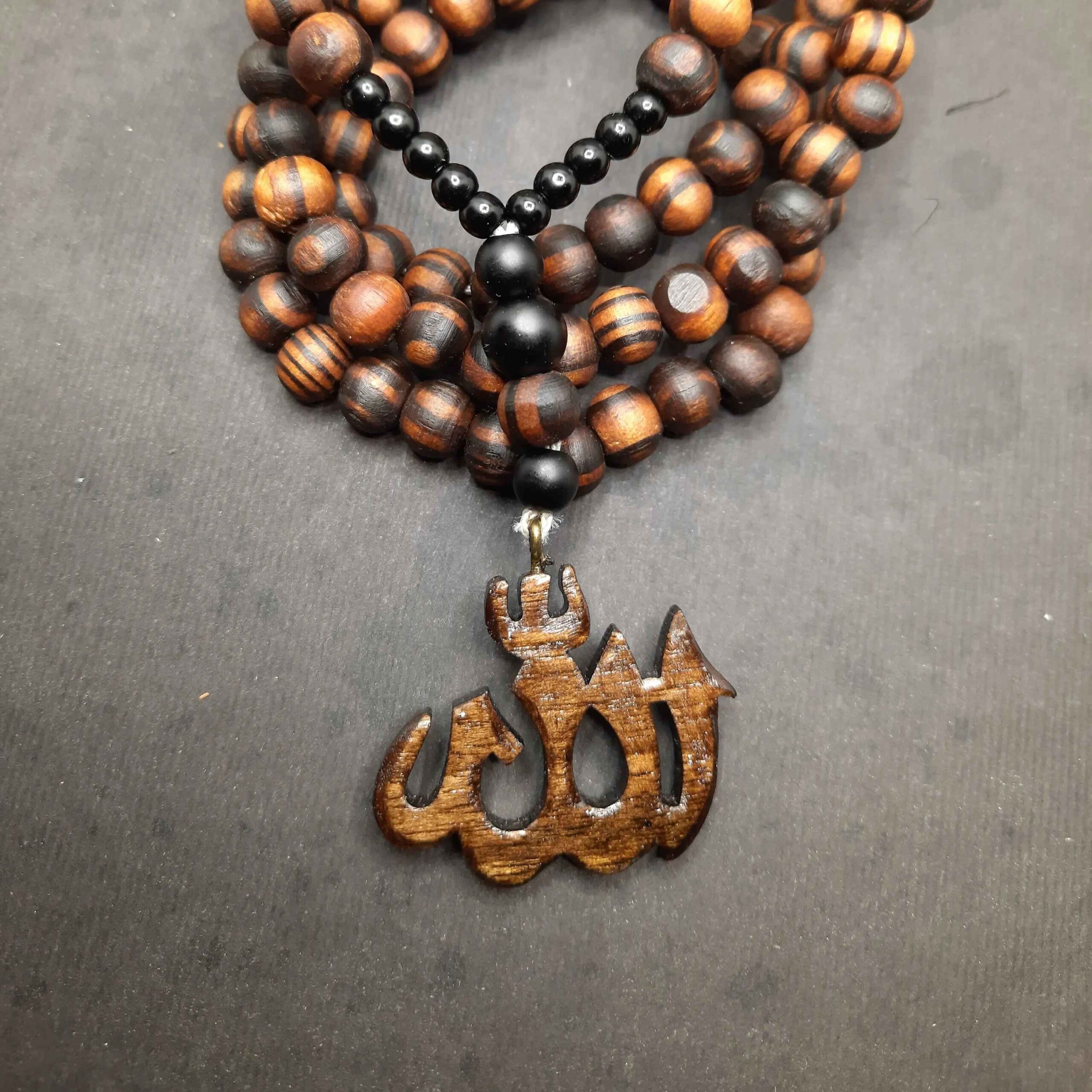 Main image of 伊斯兰木质项链——手工雕刻Allah吊坠