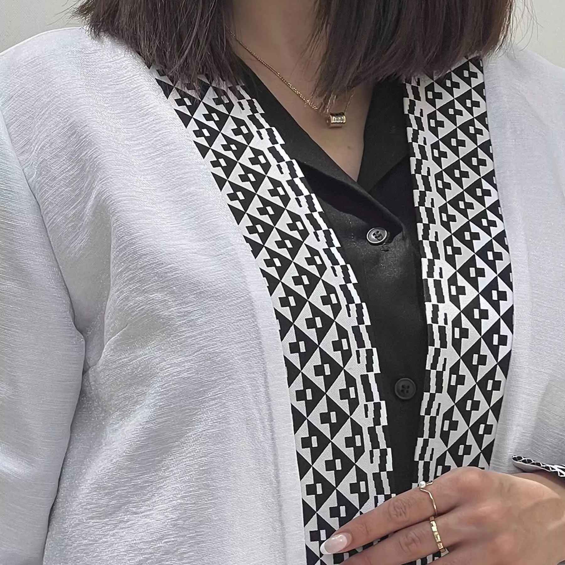 波斯女式黑白大衣,带前口袋