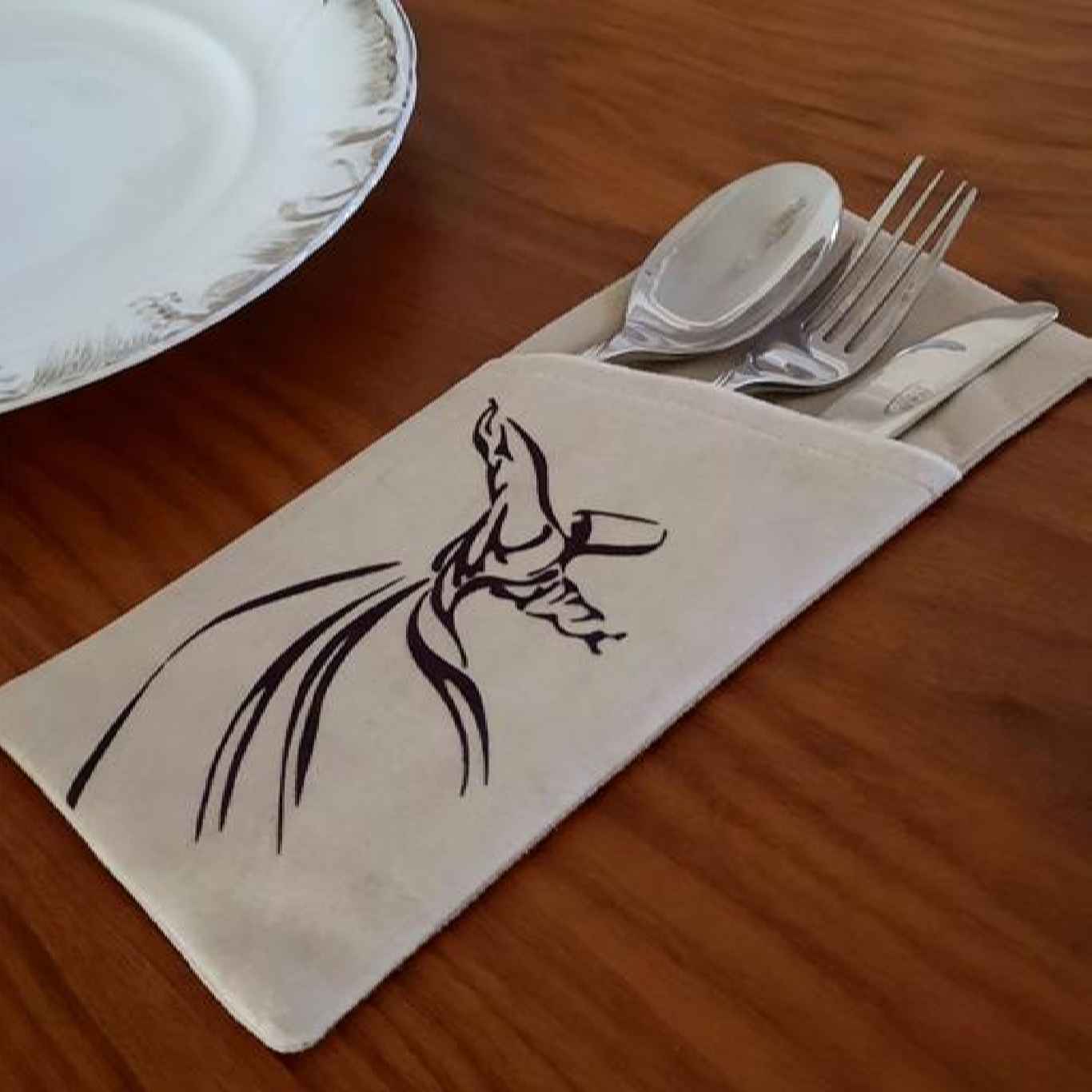 Main image of 天鹅绒餐具袋 – 餐桌装饰完美之选