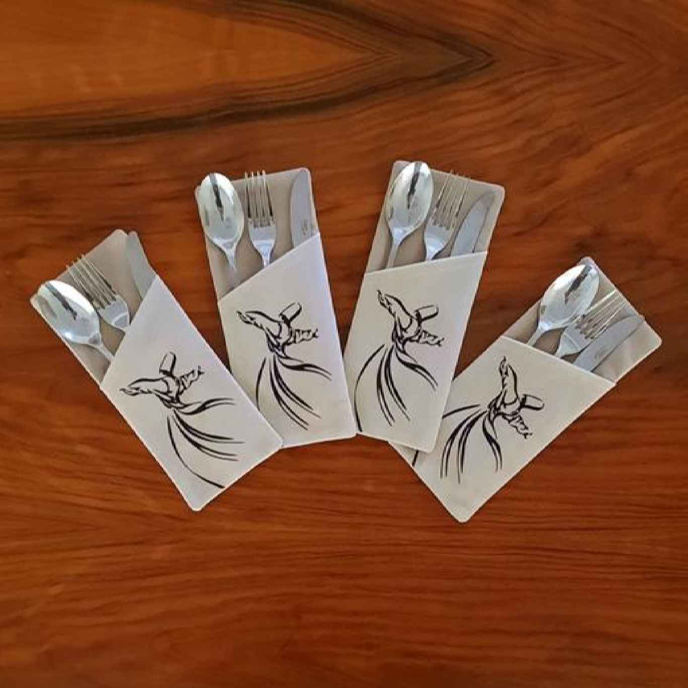 天鹅绒餐具袋 – 餐桌装饰完美之选