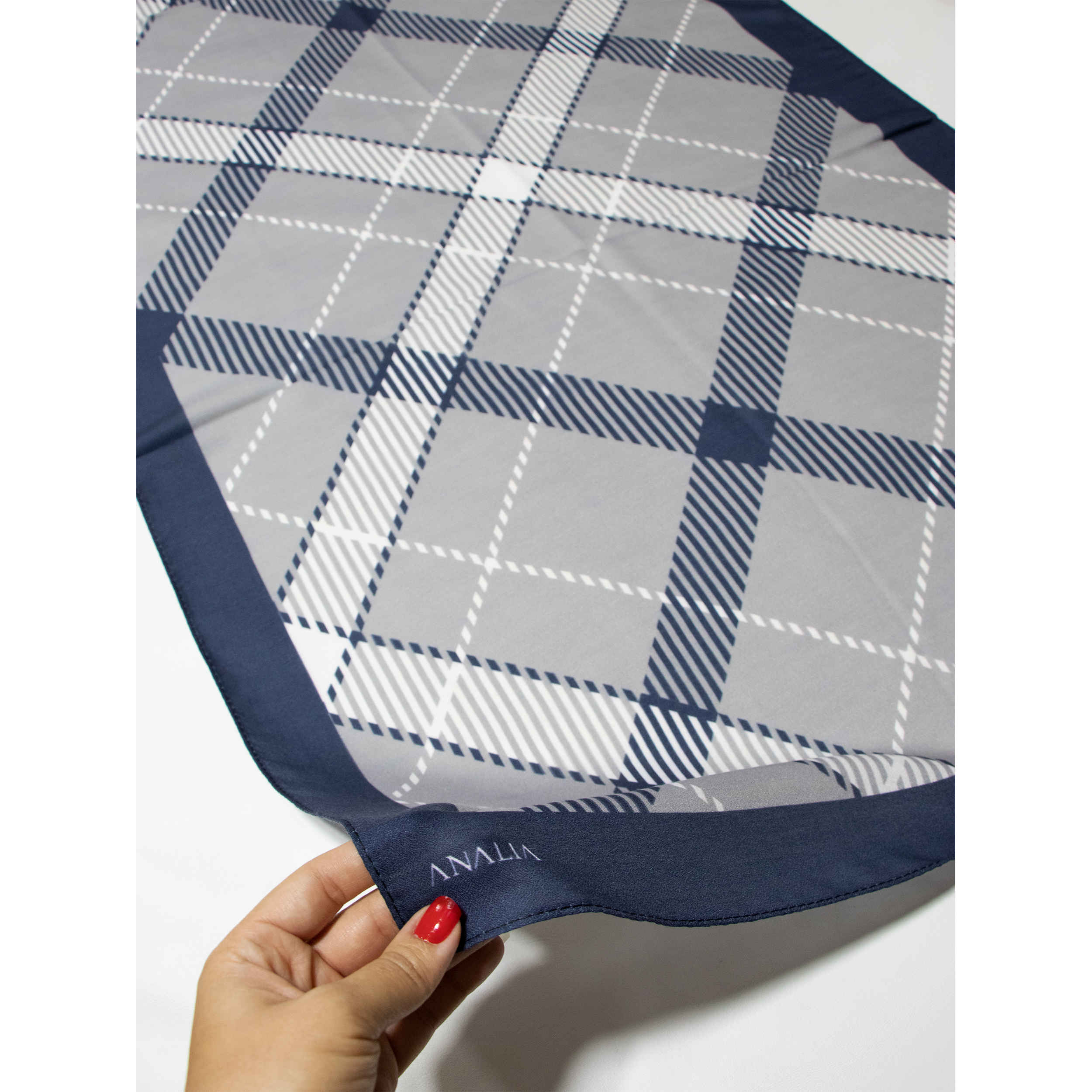 女士印花披肩 – 艺术感轻盈，菱格设计