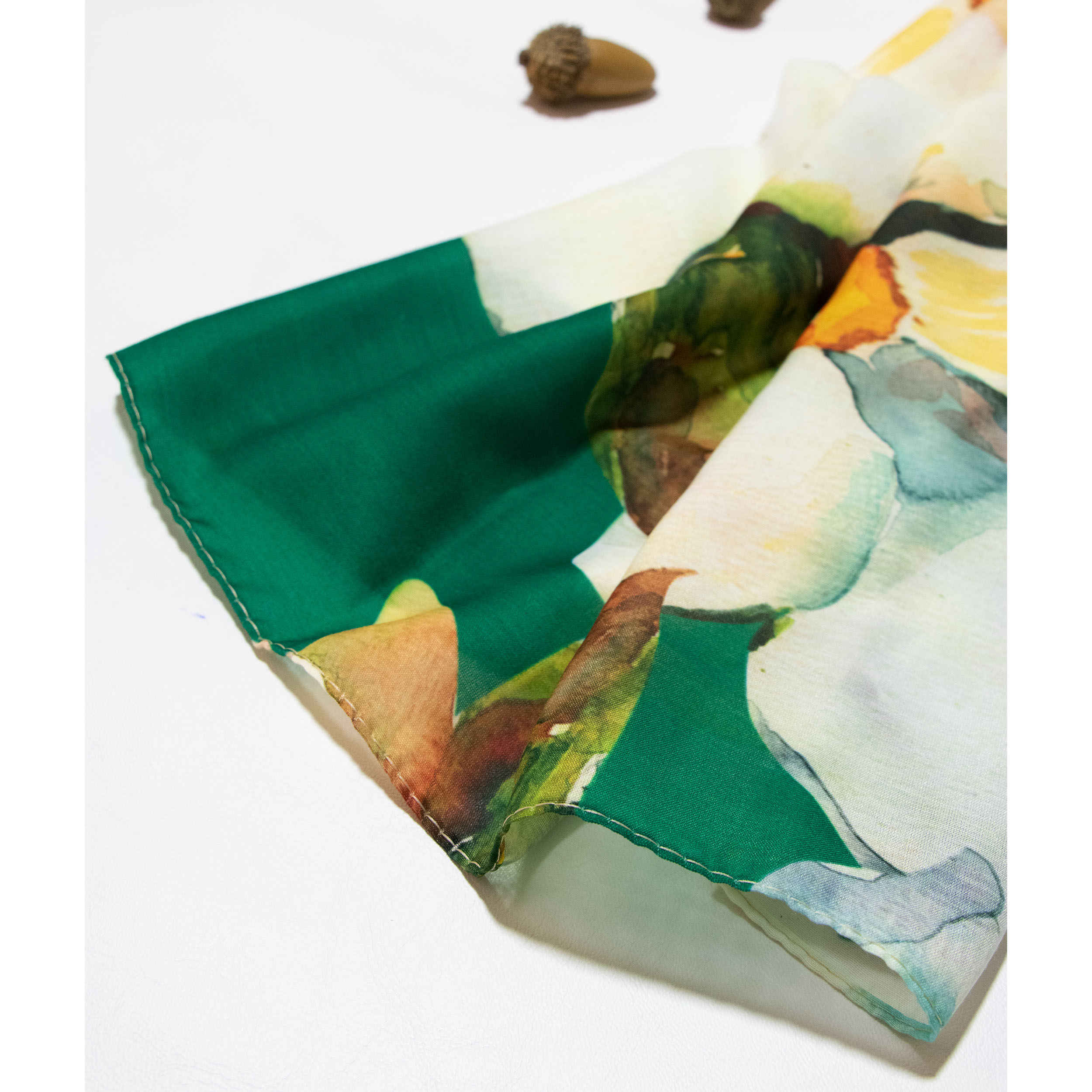 女士印花披肩 – 艺术感轻盈，蓝色抽象设计