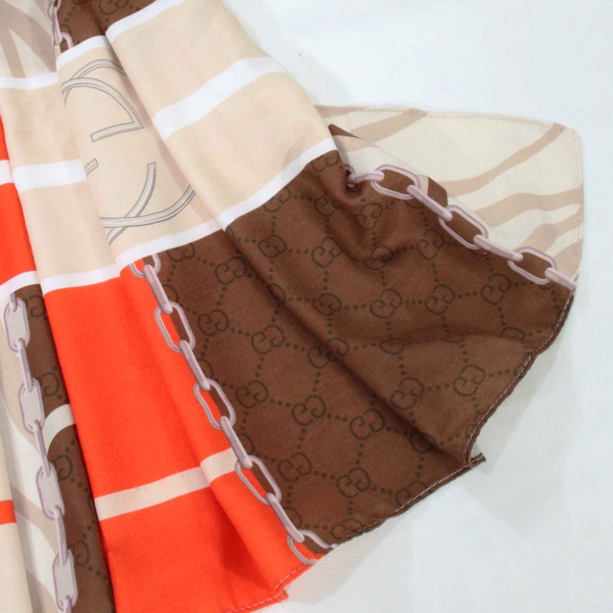 女士印花披肩 – 艺术感轻盈，Gucci GG 提花款