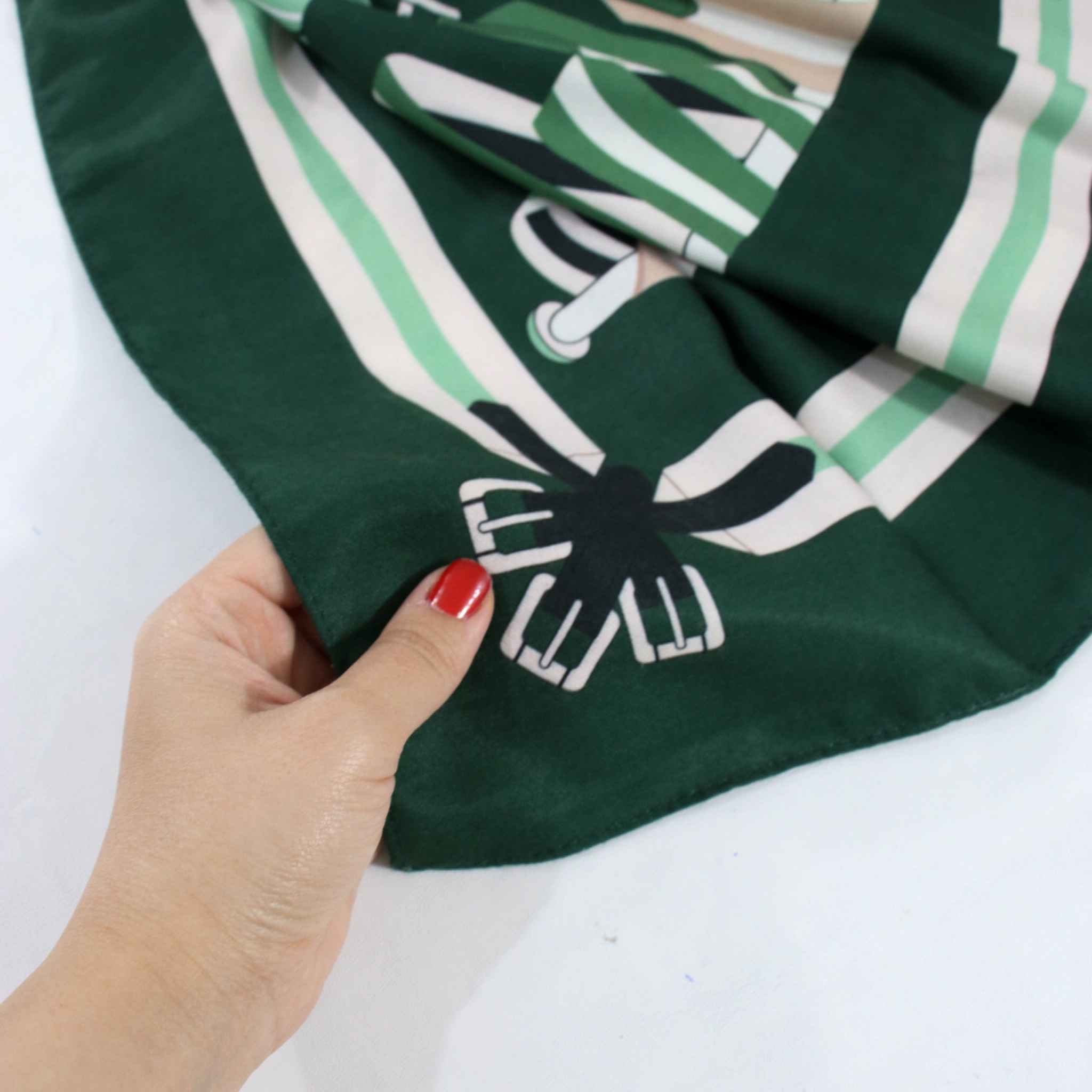 女士印花披肩 – 艺术感轻盈,马海毛面料