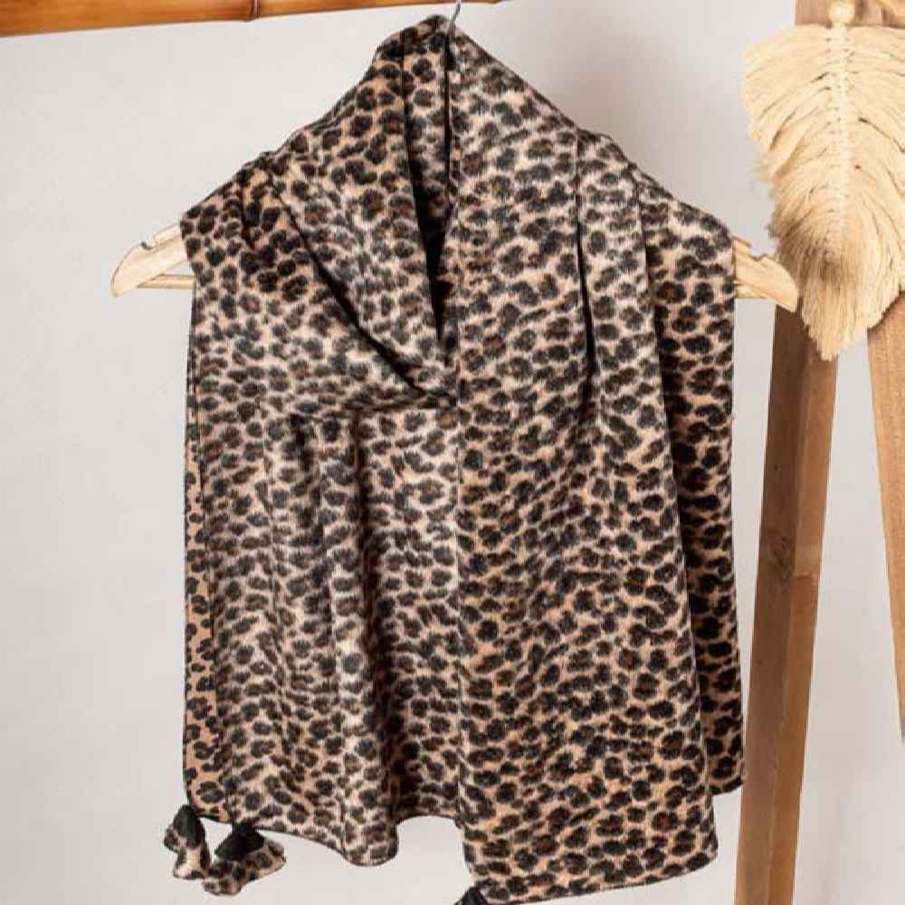 女士印花披肩 – 艺术感轻盈，豹纹设计