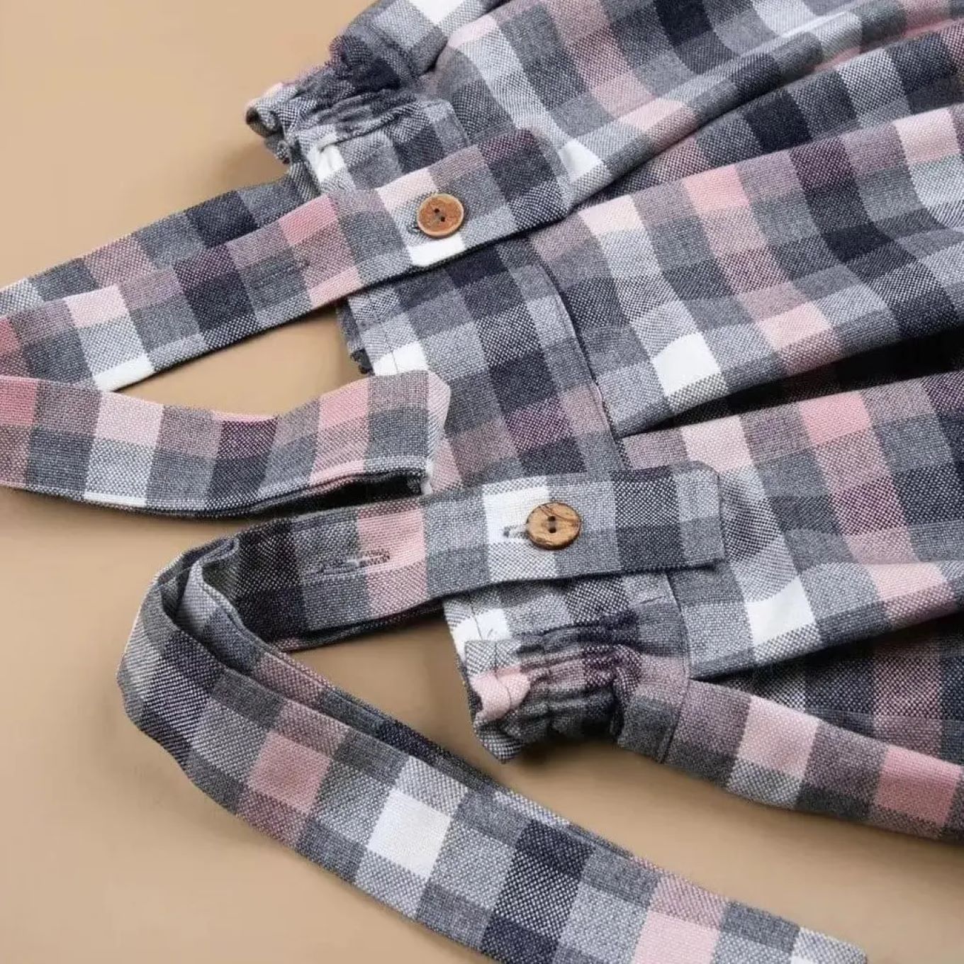 女士背带裙套装——格纹设计