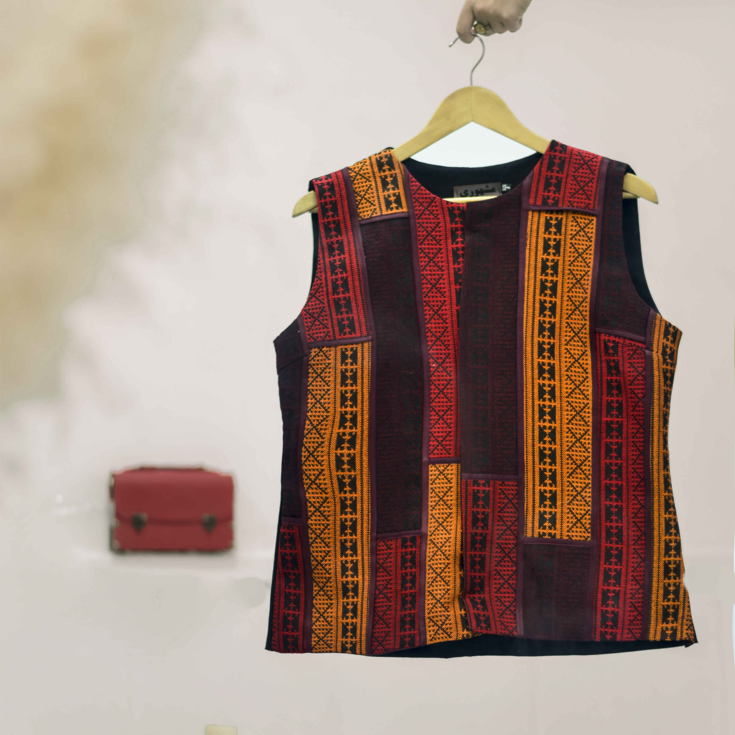 Main image of 女士马甲——波斯风格刺绣设计