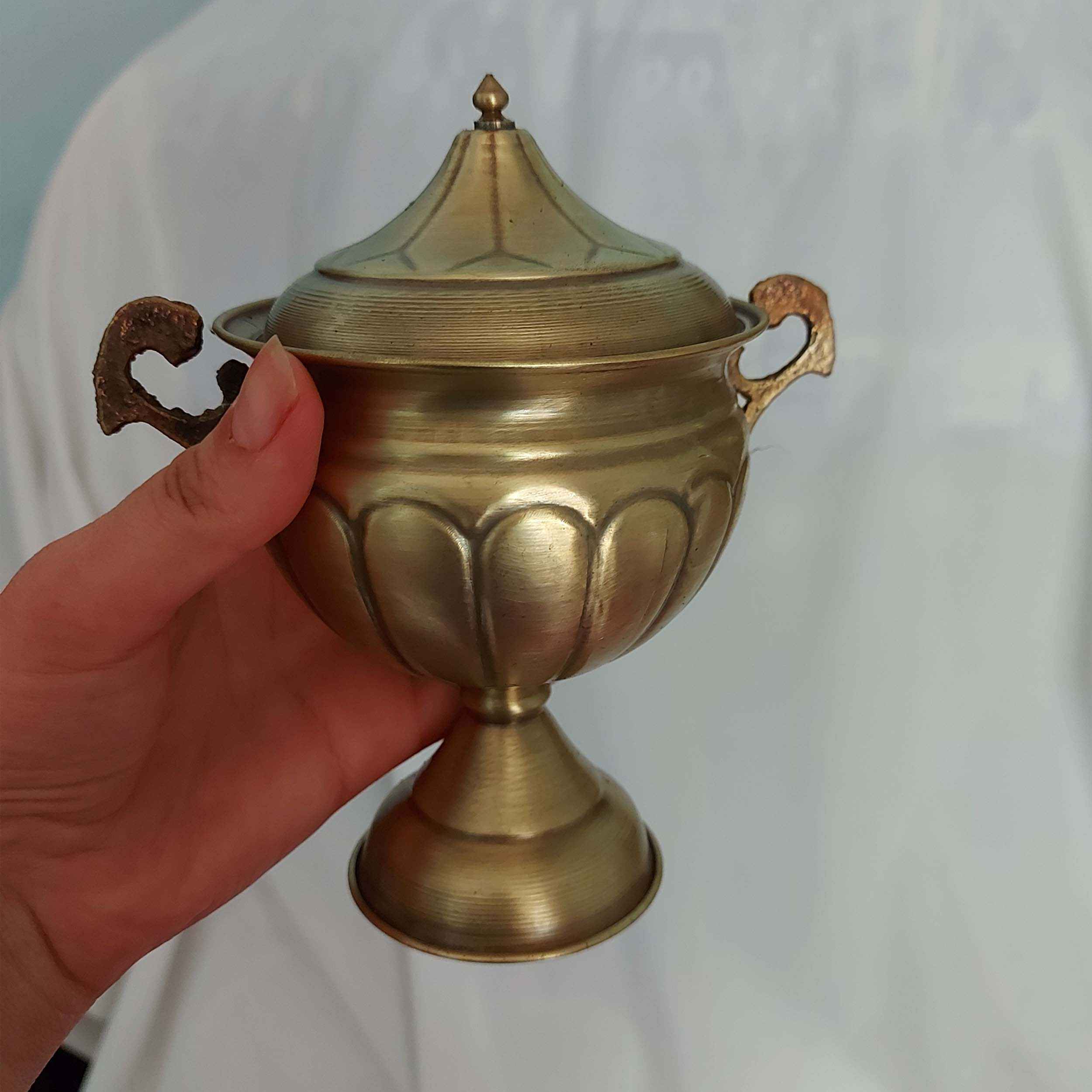 手工波斯黄铜糖罐带盖 – 传统锤纹