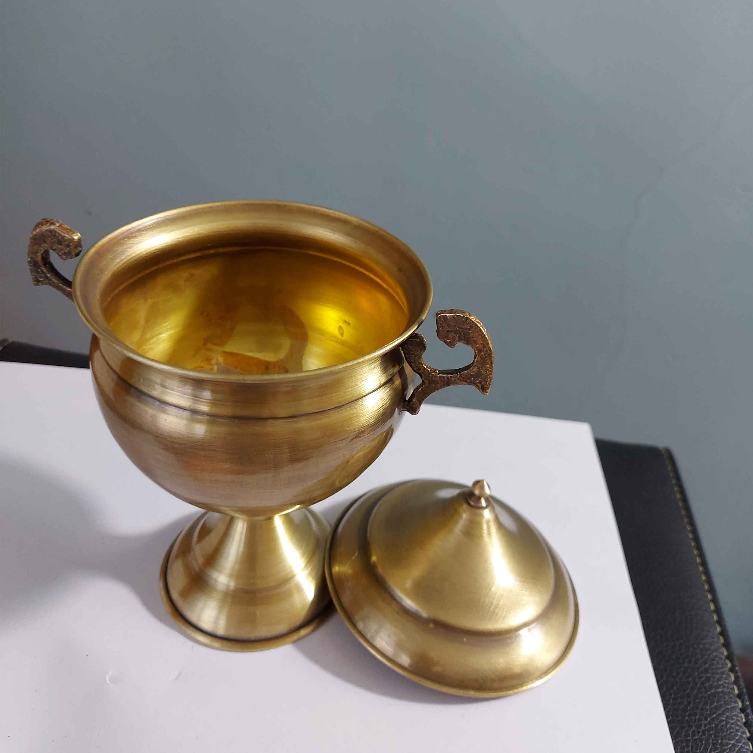 手工波斯黄铜糖罐带盖 – 传统锤纹