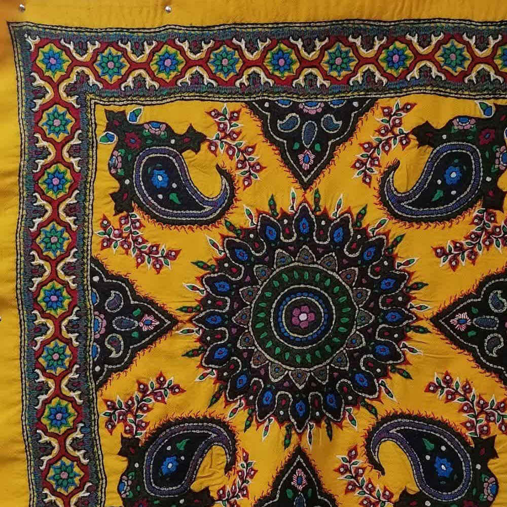 Pateh Kerman 优雅桌布 – 黄色天堂