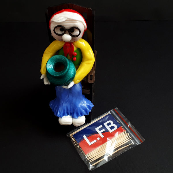 木制牙签盒，老妪坐椅图案设计