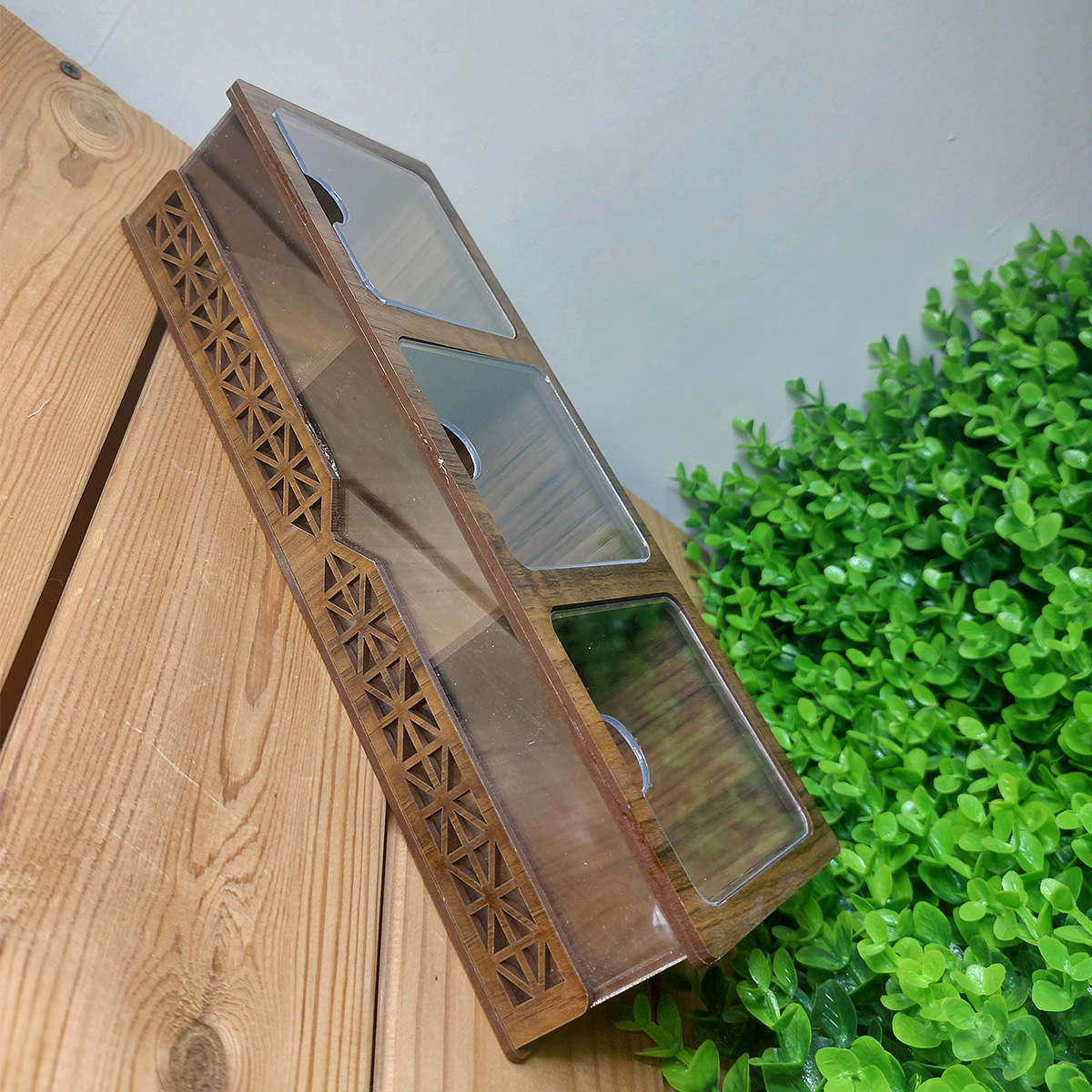 紧凑型三格茶叶收纳盒 – 木质表面