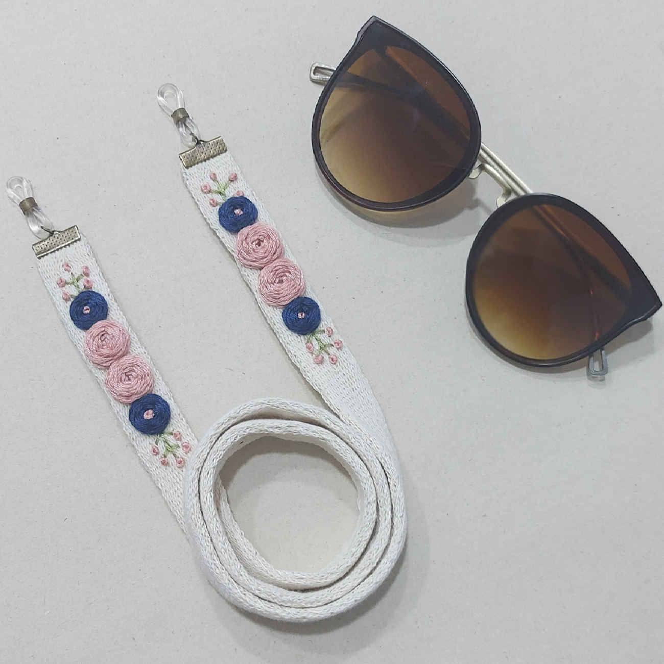 眼镜挂绳 – 手工刺绣款