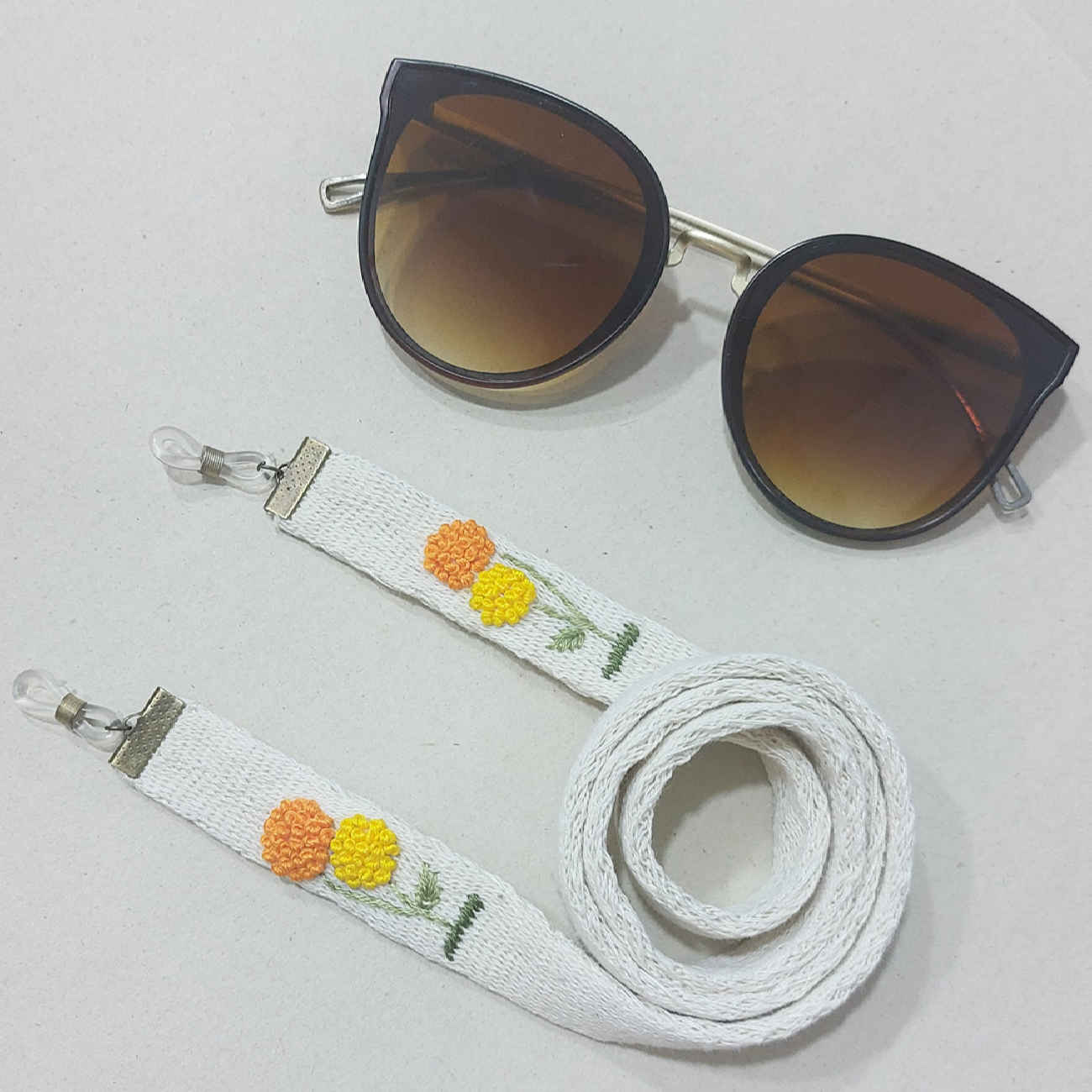 Main image of 眼镜挂绳 – 耐用刺绣设计