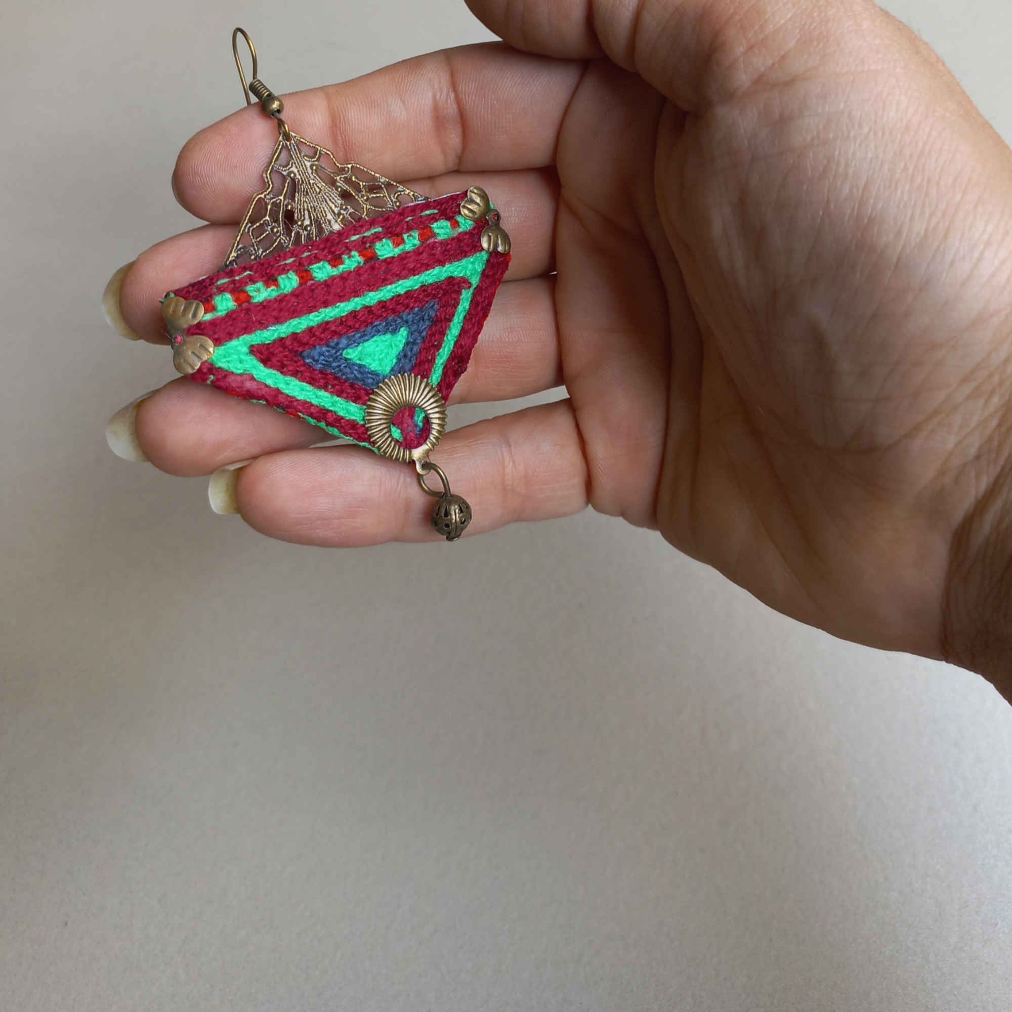 波斯刺绣耳环 – 传统针线工艺