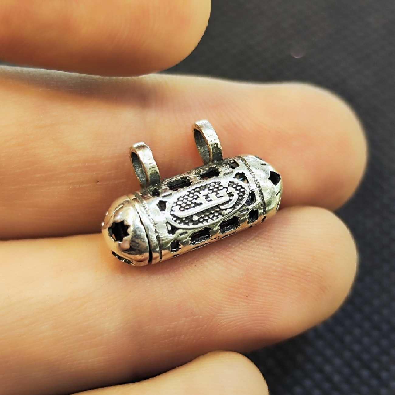 伊斯兰银吊坠，带伊玛目贾瓦德护符及赞娜布书法