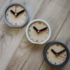 Thumbnail 2: 手工混凝土桌面时钟 – 极简圆形灰色