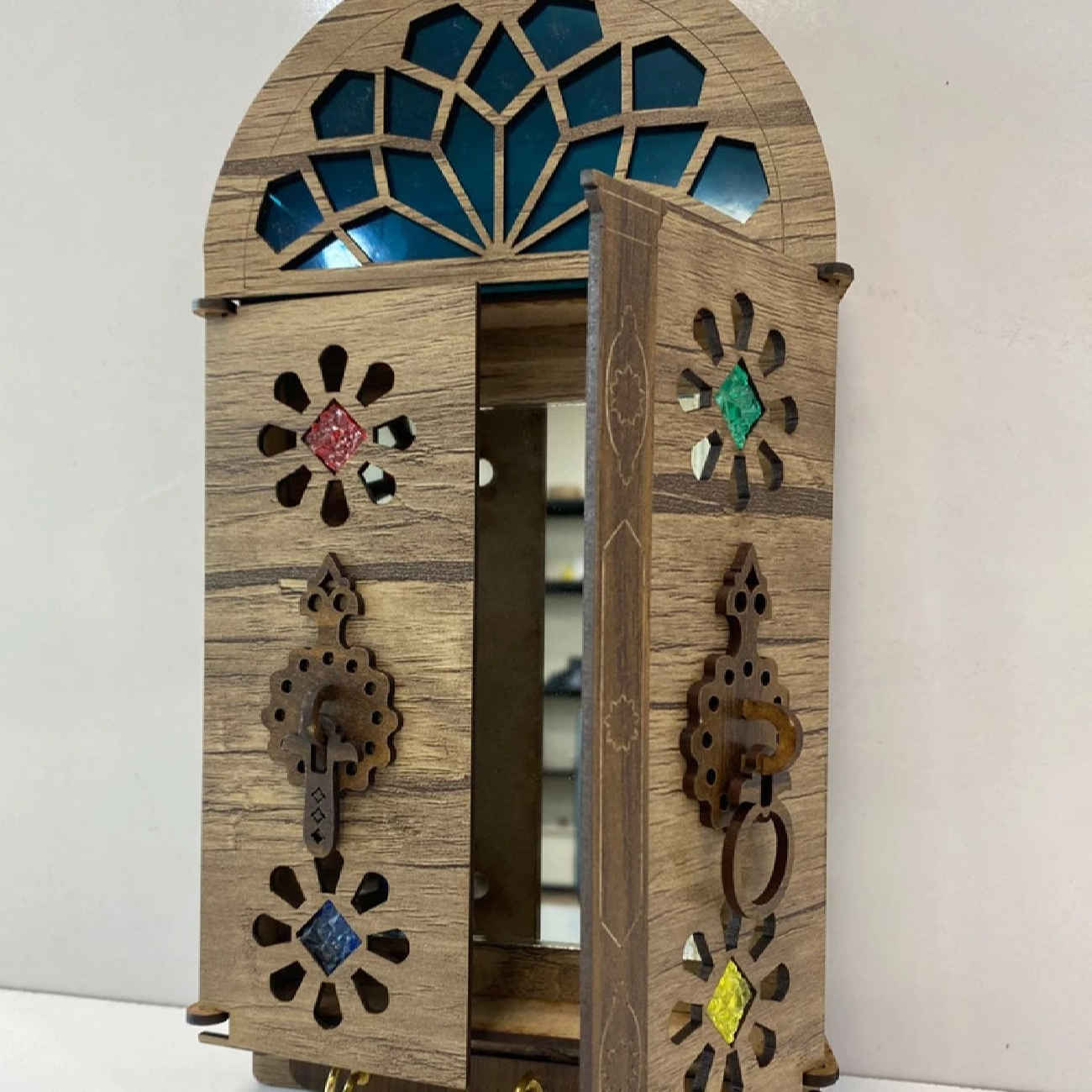 手工波斯木质墙面钥匙挂架 – 传统风格,多彩房门设计