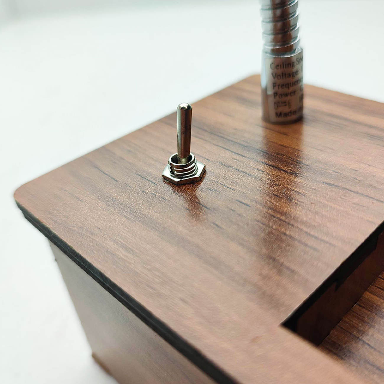 木质阅读台灯 – 带笔筒收纳，KM80 款