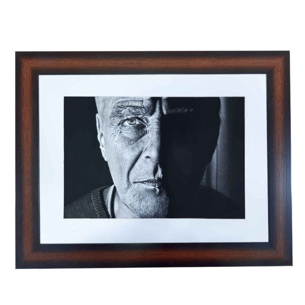 马努切赫尔·达什提创作的原创黑笔超写实画设计