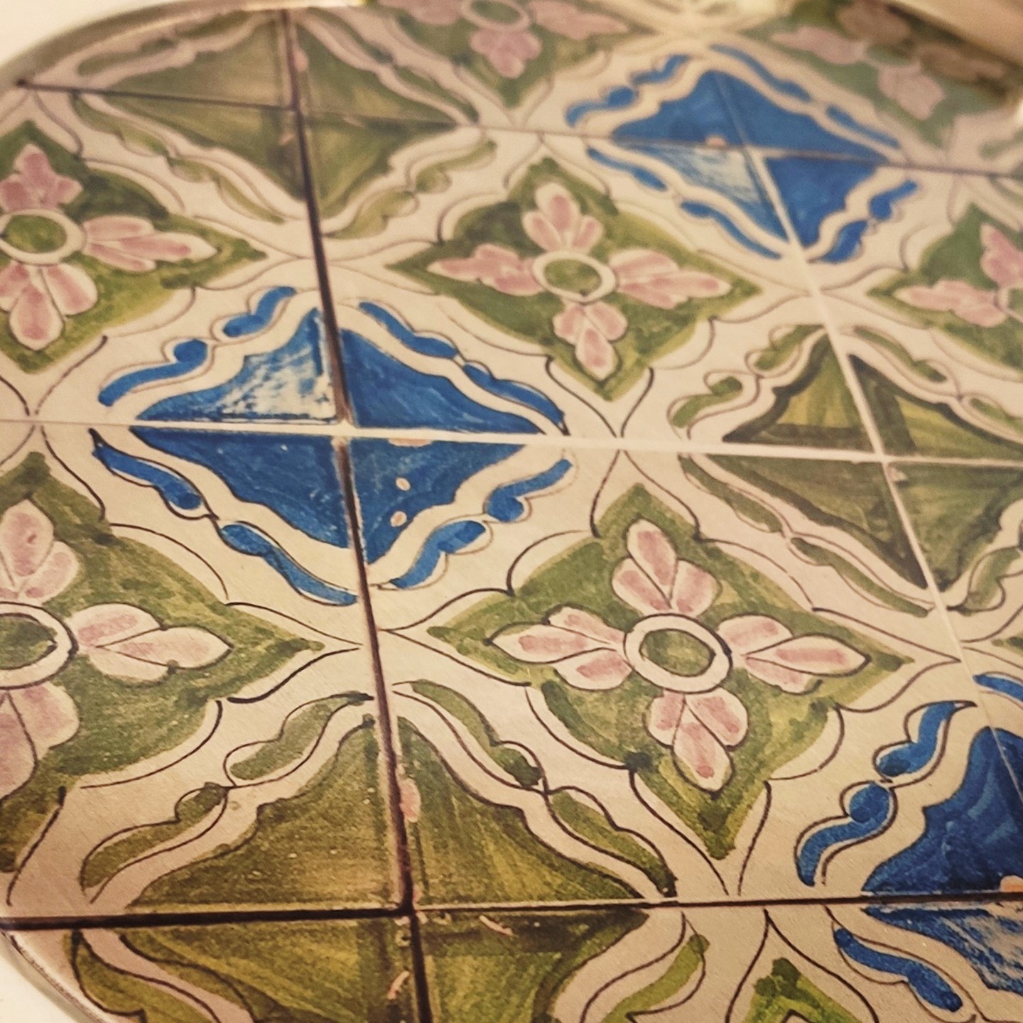 装饰黄铜托盘 – 传统几何设计,餐饮与装饰用