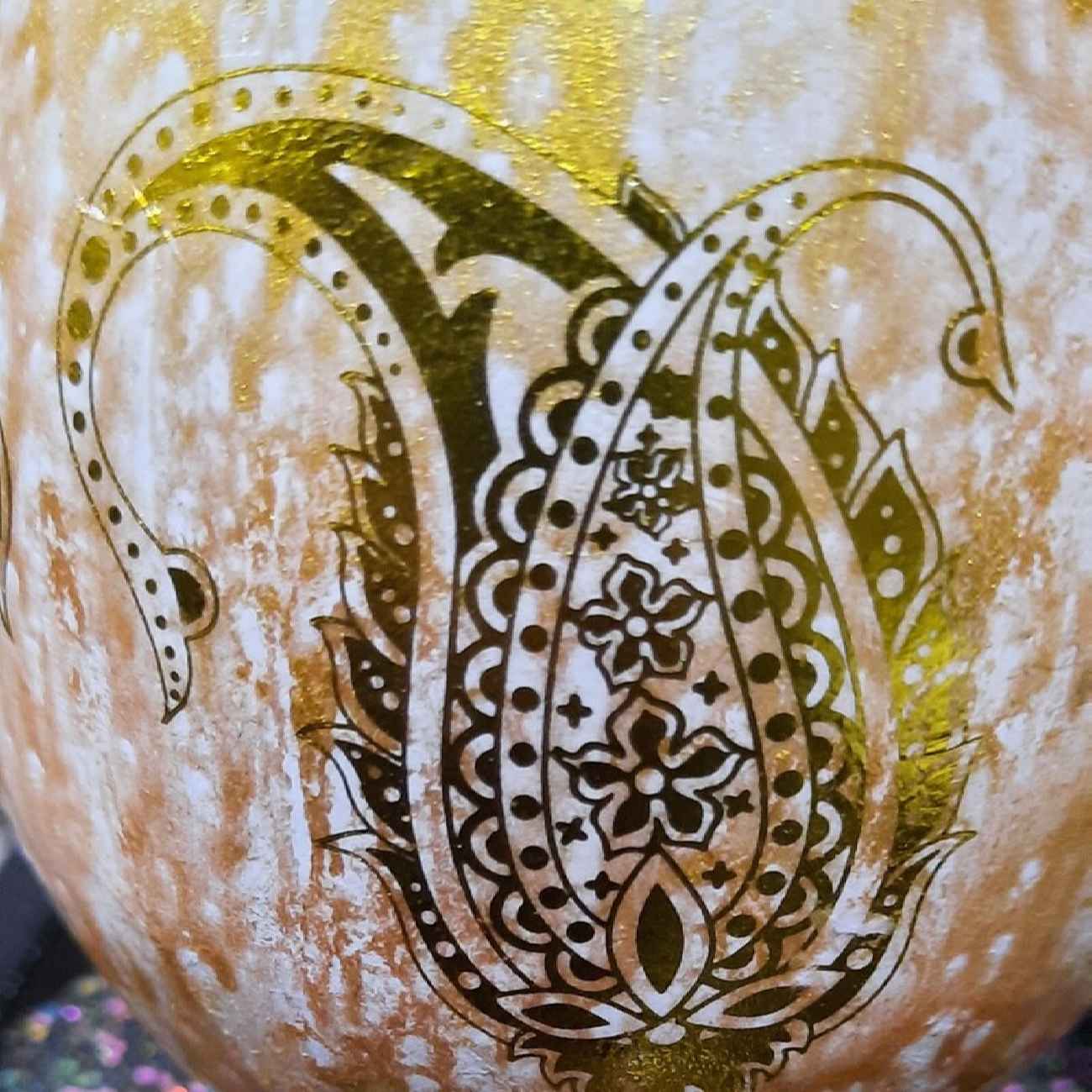 波斯手绘装饰鸵鸟蛋壳 —— 佩斯利图案