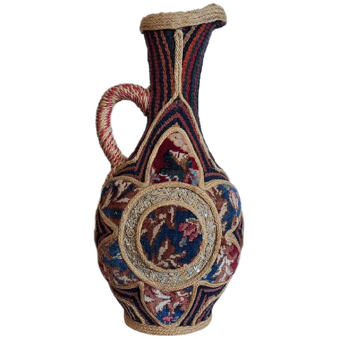 饰有正宗波斯基里姆地毯的装饰陶艺水壶