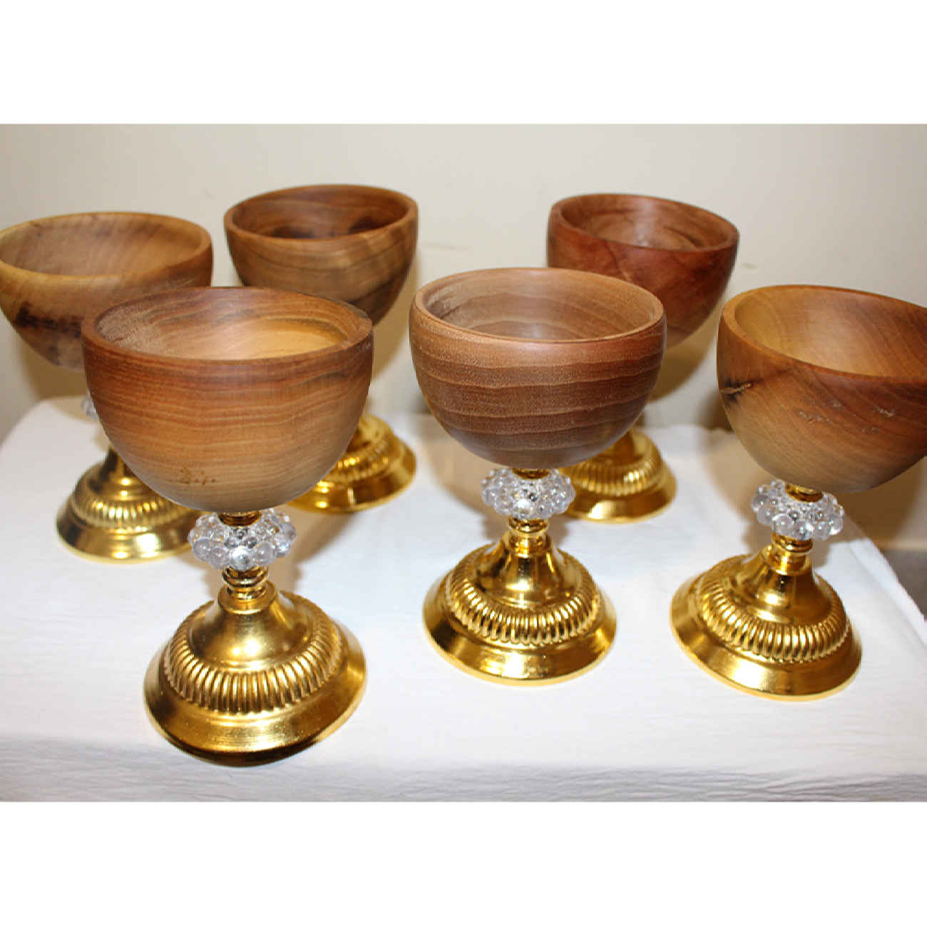 脚座胡桃木装饰木碗 – 手工优雅