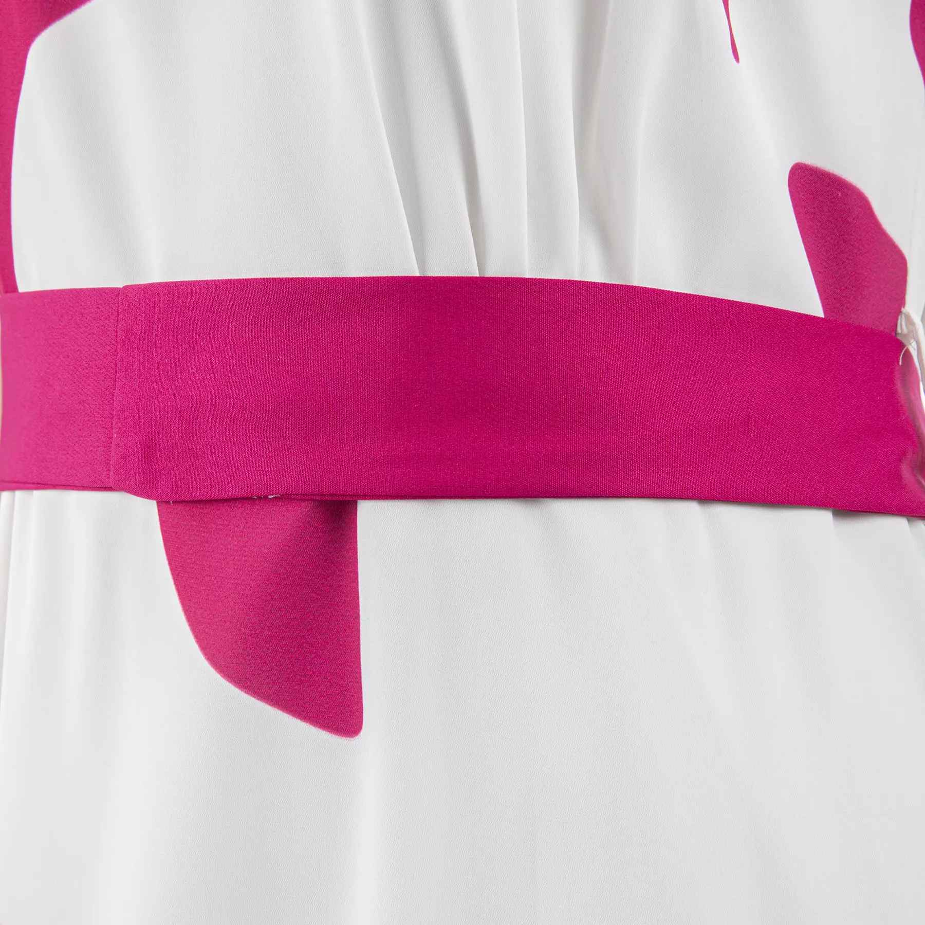 女款修身连衣裙,配腰带,花卉图案