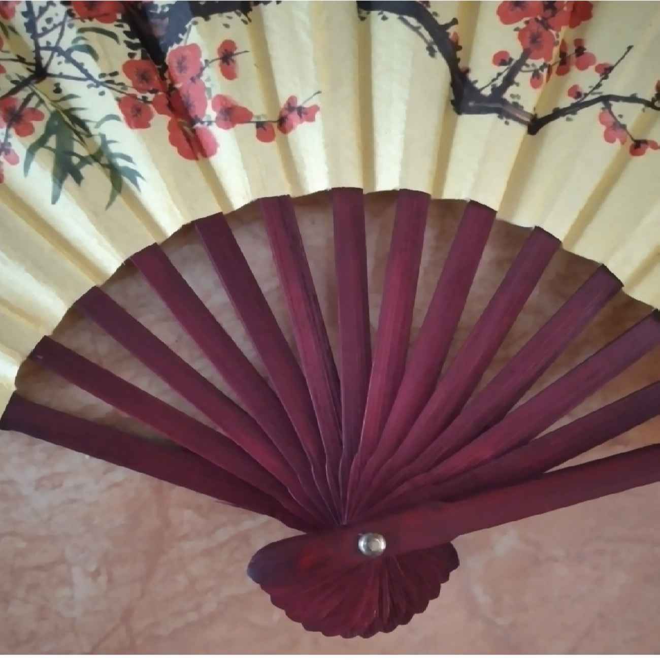 木质折叠扇 – 轻便时尚