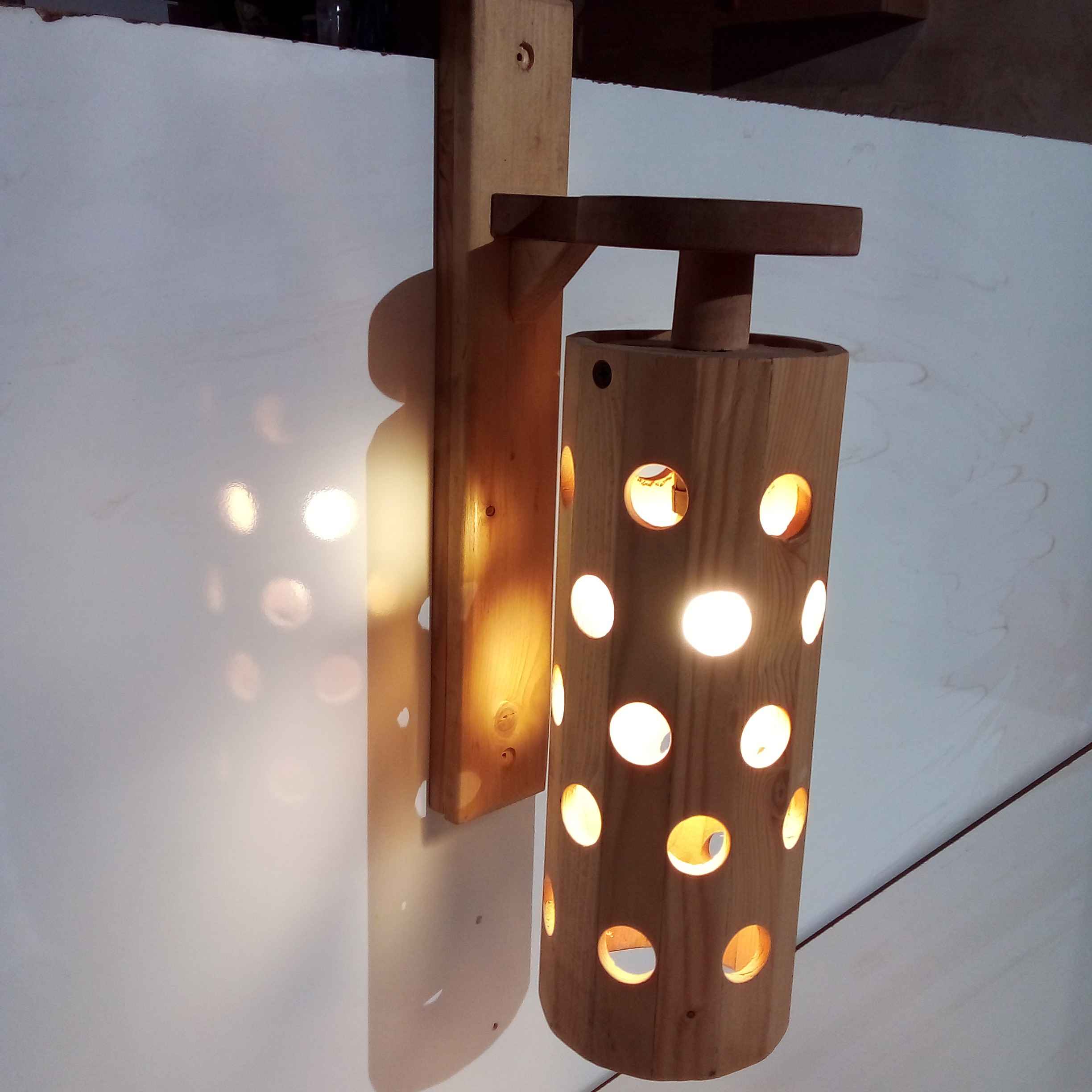 可调木质墙壁灯 – 镂空设计