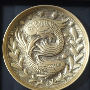 装饰性黄铜托盘，波斯手工雕刻盖拉姆扎尼艺术作品，鱼与叶状植物