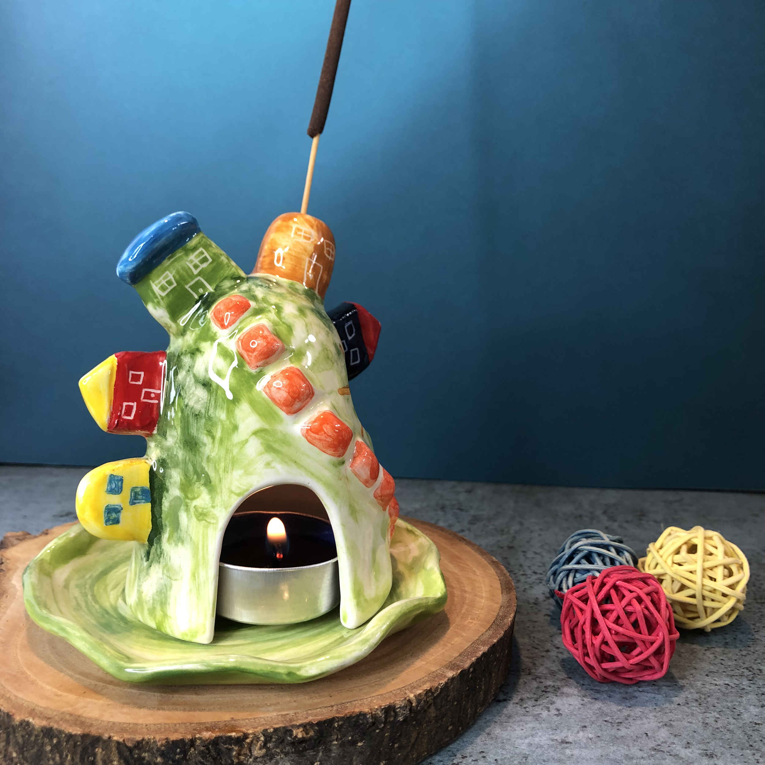 手工装饰陶瓷烛台 – 彩色房屋设计