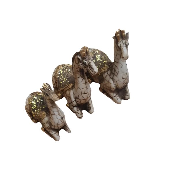 三件套长颈鹿坐姿雕像 – 现代艺术雕塑