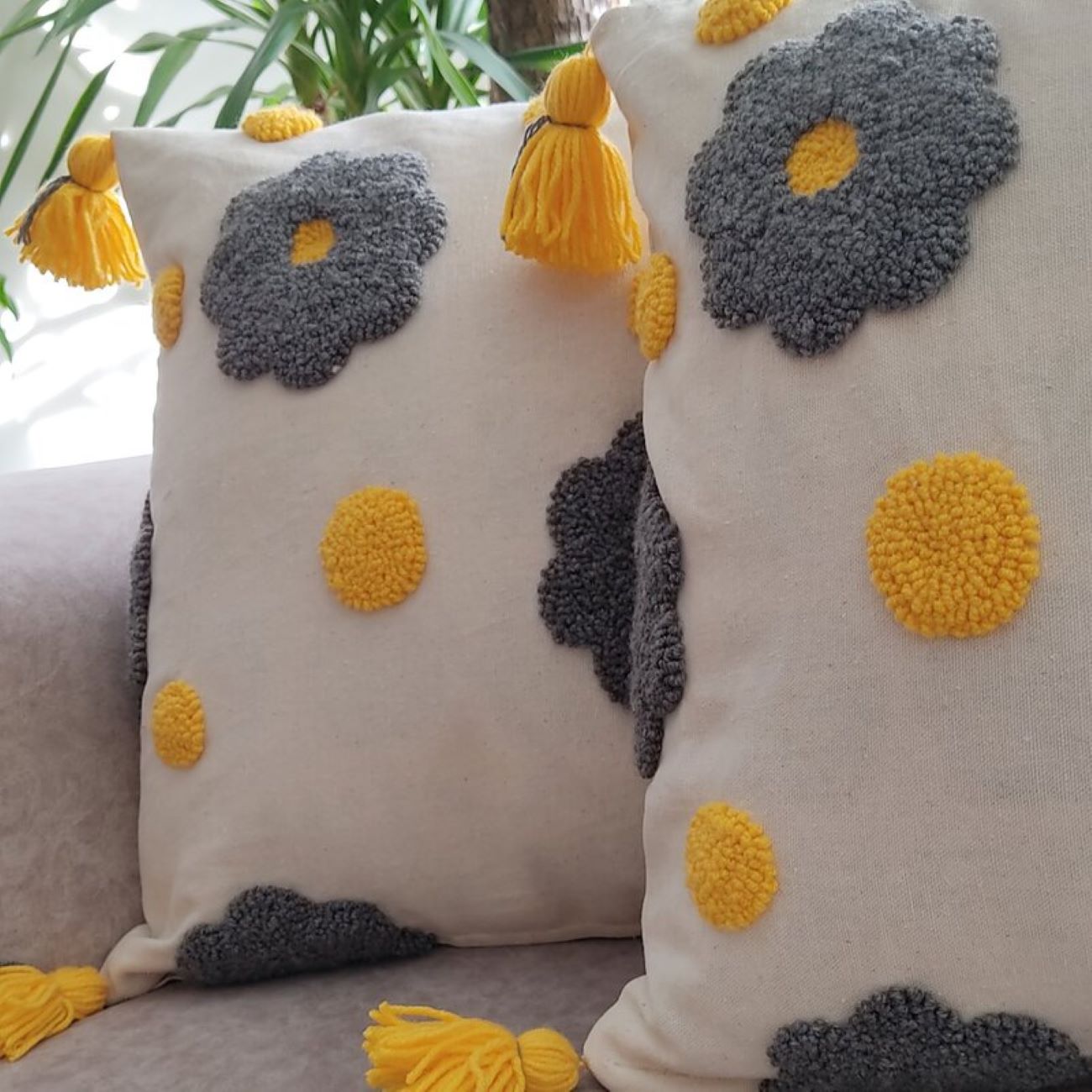 打结绣靠垫套 – 奶油色花卉刺绣设计（2件套）