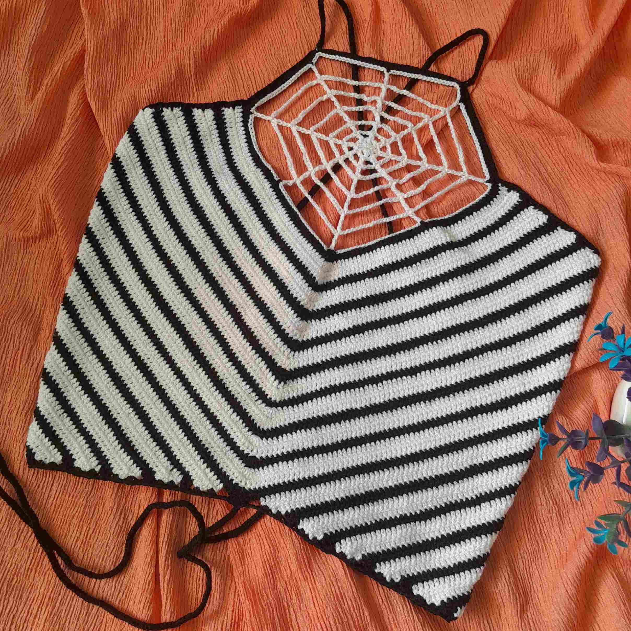 Main image of 女款手工编织钩针短款上衣，独特蜘蛛网设计