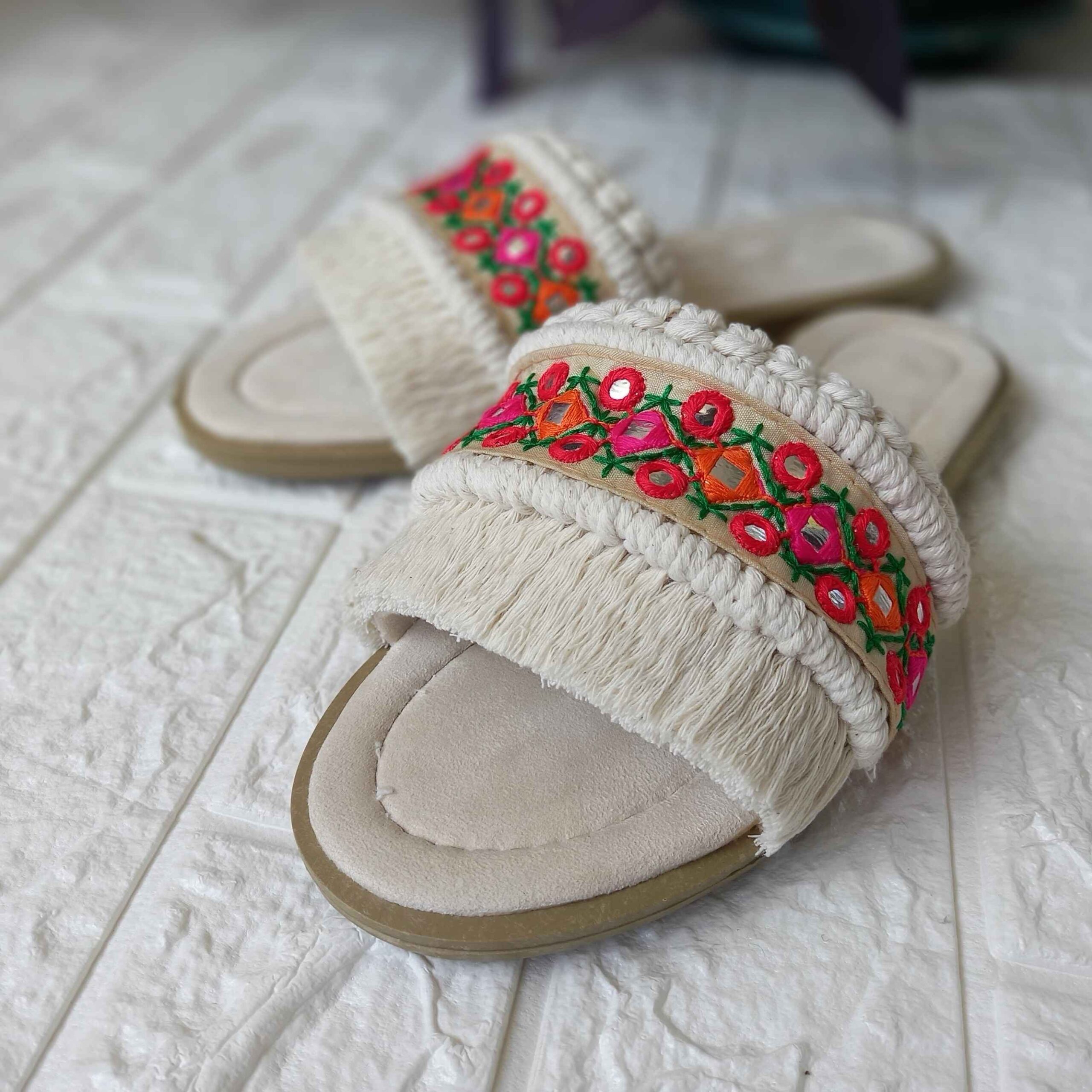 手工编织波西米亚风格平底拖鞋，刺绣款