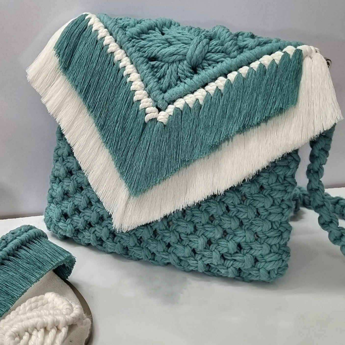 Main image of 女款手工编织流苏斜挎包 – Mina款