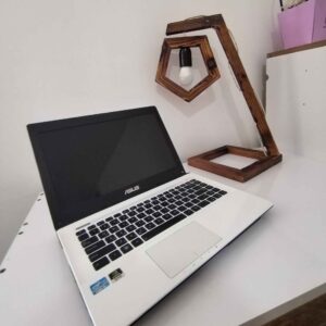 极简木质台灯 – 手工制作，适合阅读