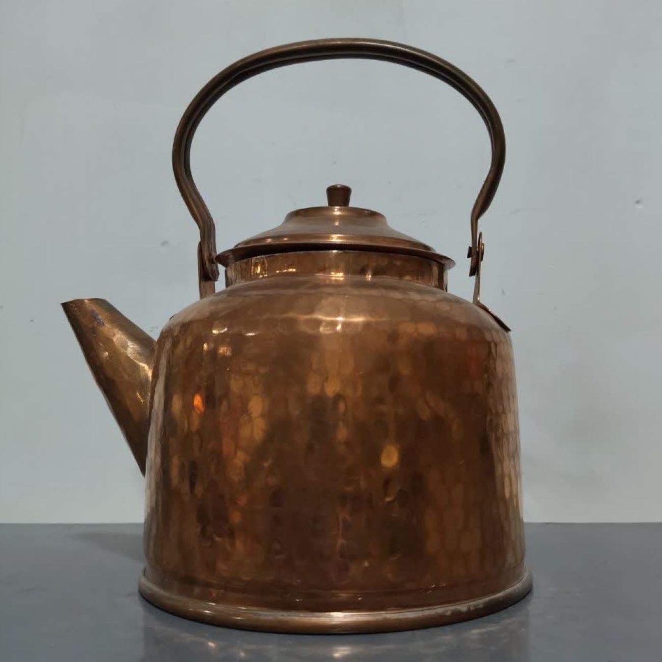 Main image of 波斯铜茶壶 – 耐用炉顶传统锤制 Jaleh 型号