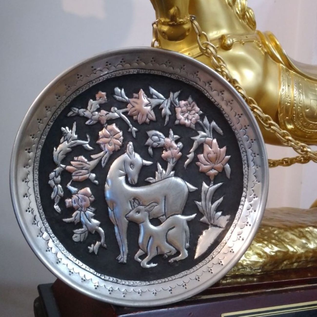 Main image of 波斯装饰性铜盘——手工雕刻母鹿与小鹿图案
