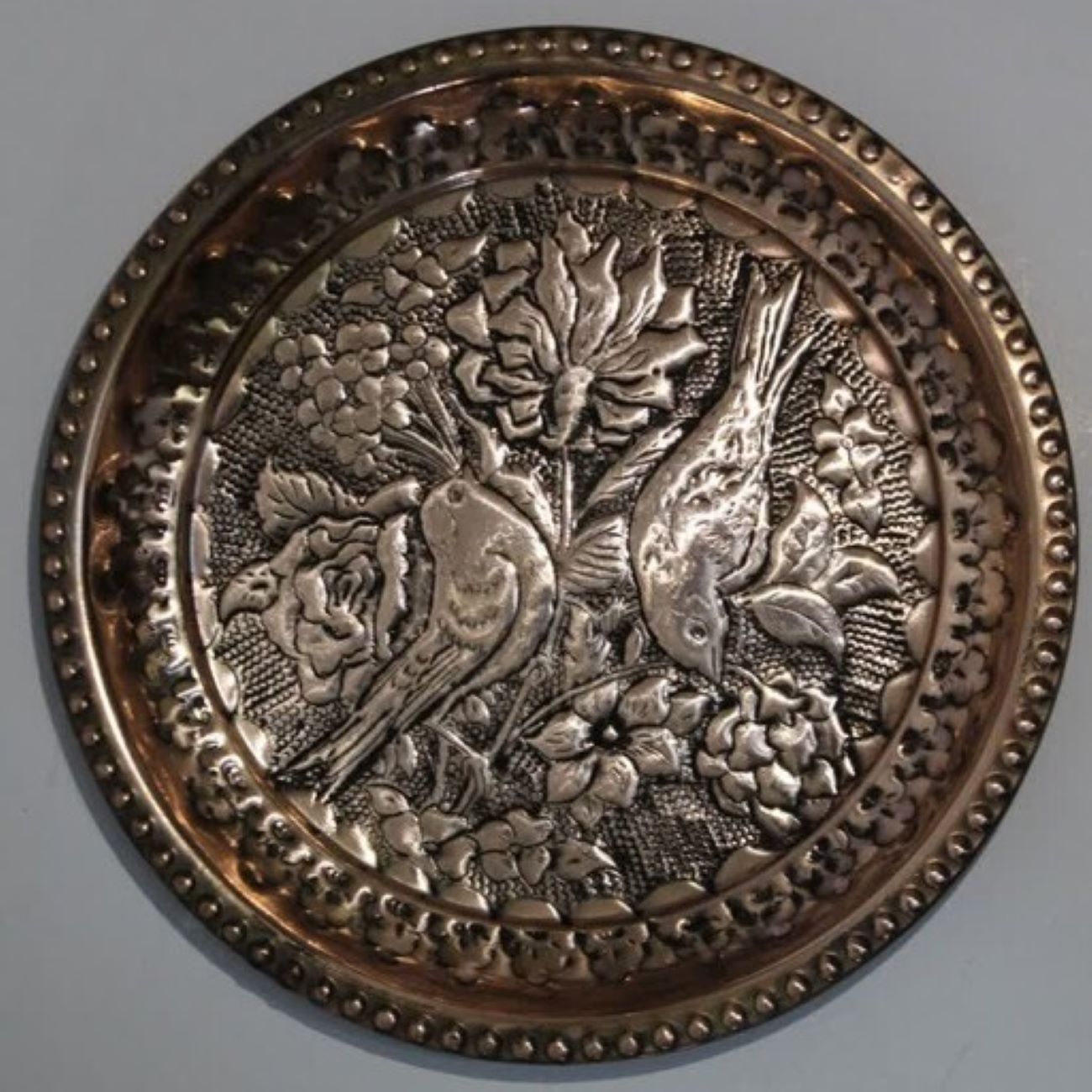 波斯装饰性铜盘——手工雕刻优雅的鸟与花卉图案