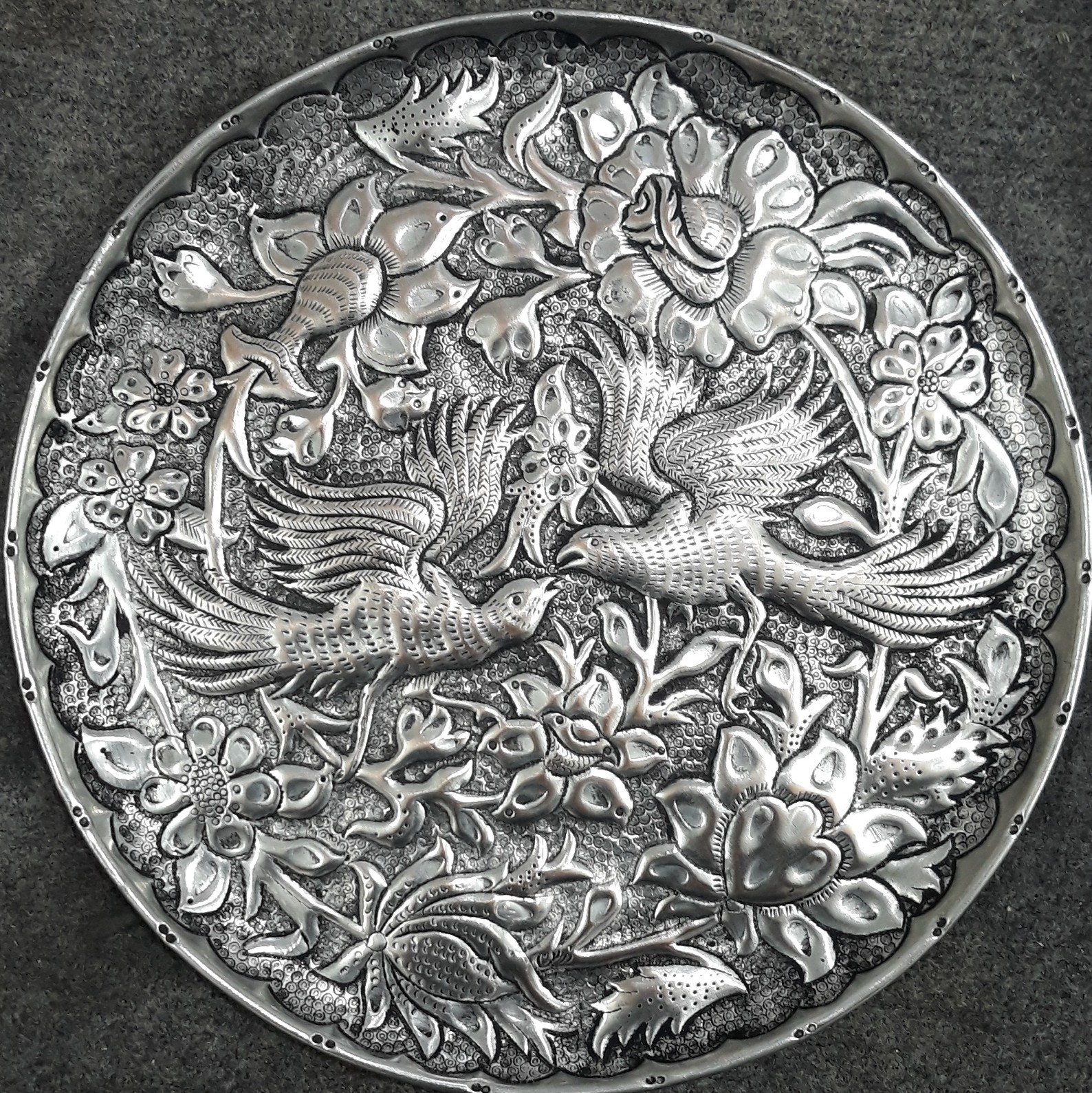 波斯装饰性铜盘——手工雕刻鸟与花卉图案